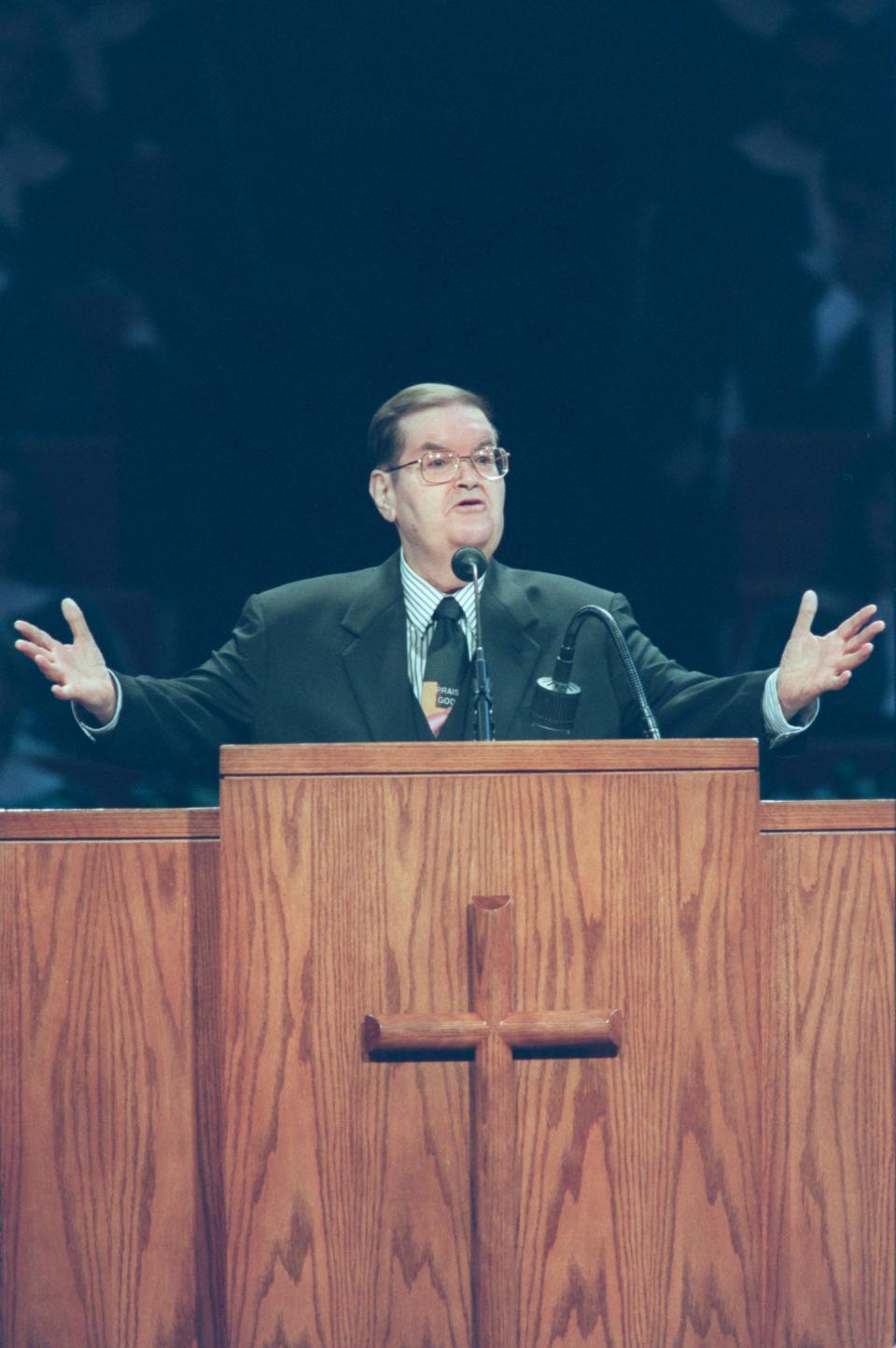 Homer Lindsay Jr. teaches during a 1999 Bible study service at First Baptist Church in downtown Jacksonville. (Bob Self/Florida Times-Union)