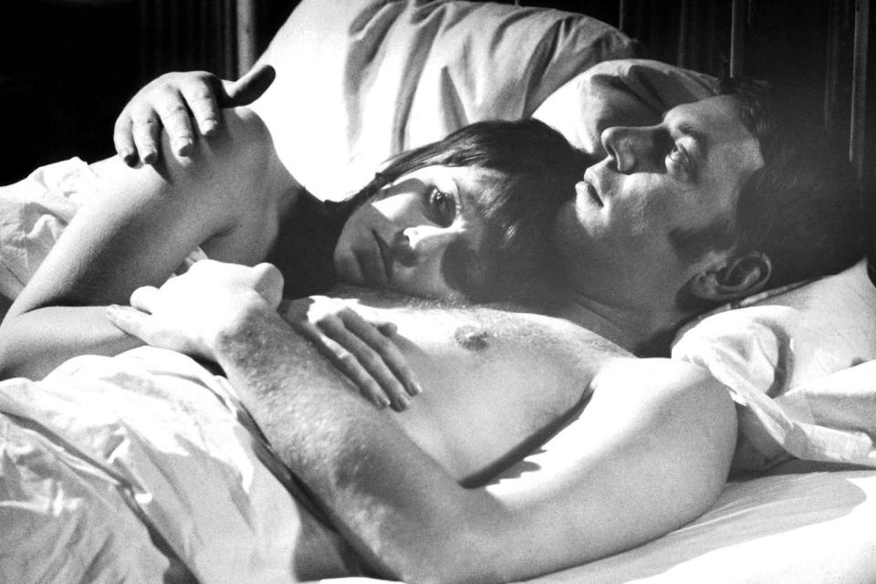 <p>The actress in bed with a young Donald Sutherland in their film <em>Klute </em>in 1971.</p>