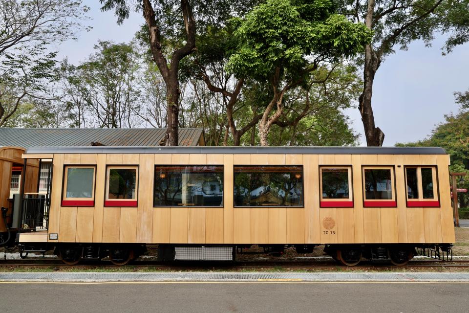 福森號車廂外觀採用大片式的台灣檜木板材（圖片來源：阿里山林業鐵路及文化資產管理處）