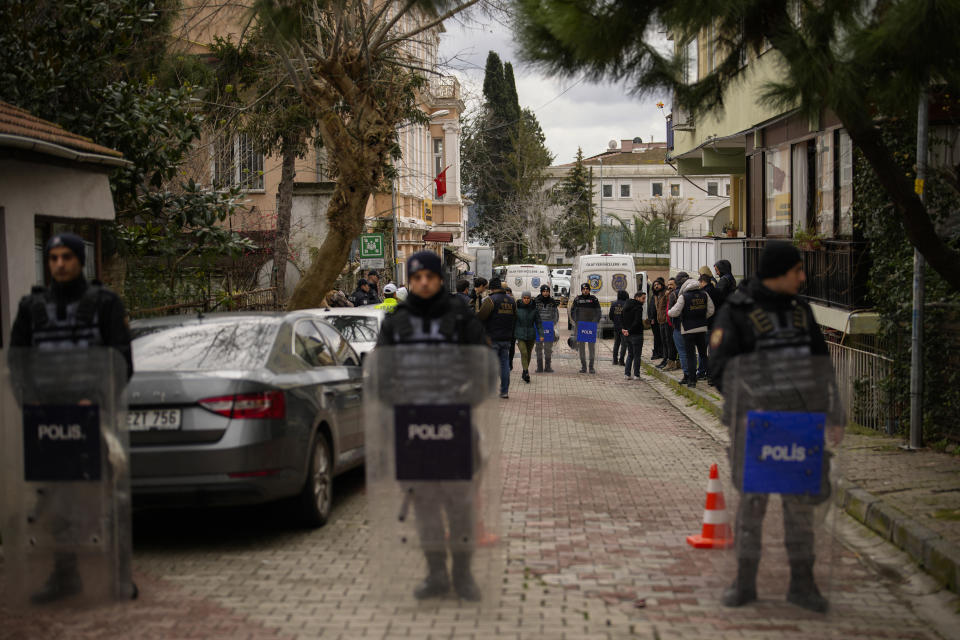 <strong>土耳其警方在事發教堂外戒備。（圖／美聯社）</strong>