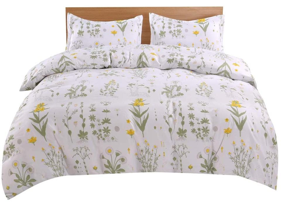 This lightweight duvet cover is made with machine-washable material. (Source: Amazon)