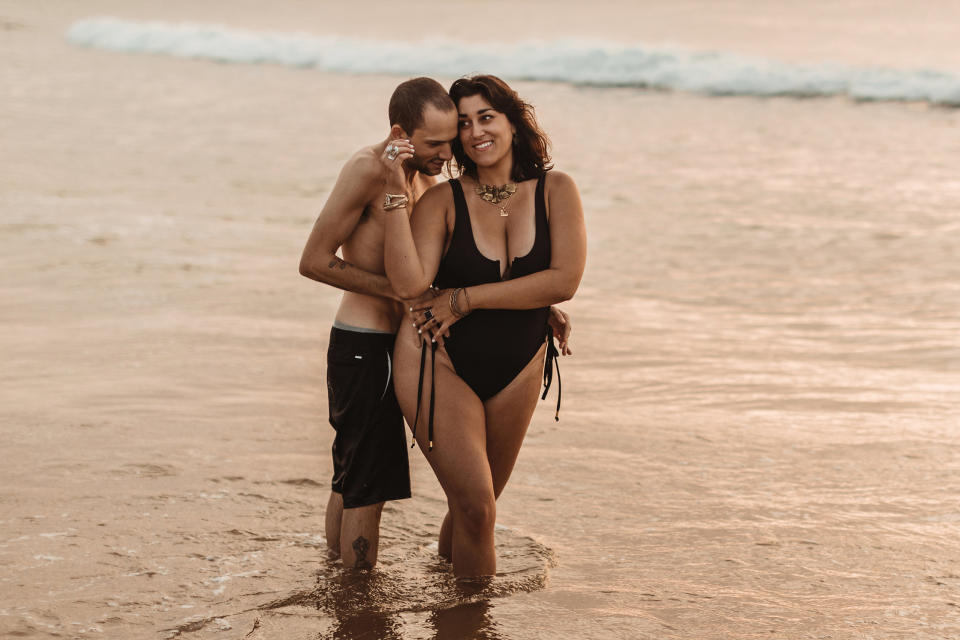 Childhood friends Cheyenne Gil and Damien Hutchinson celebrate their two years as a couple with a beachside photo shoot. (Photo: Michele Suits of <a href="https://www.quartermoon.co/" rel="nofollow noopener" target="_blank" data-ylk="slk:Quarter Moon Co;elm:context_link;itc:0;sec:content-canvas" class="link ">Quarter Moon Co</a>.)