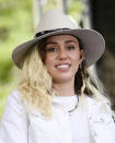 … Es handelt sich um Miley Cyrus, Pop-Star und Tochter des US-Country-Sängers Billy Ray Cyrus. Die Liebe zu Tieren hat sie seit iher Kindheit nicht verloren: Die Veganerin hält sich mehrere Hunde und ein Schwein als Haustiere. (Bild: AP Photo)