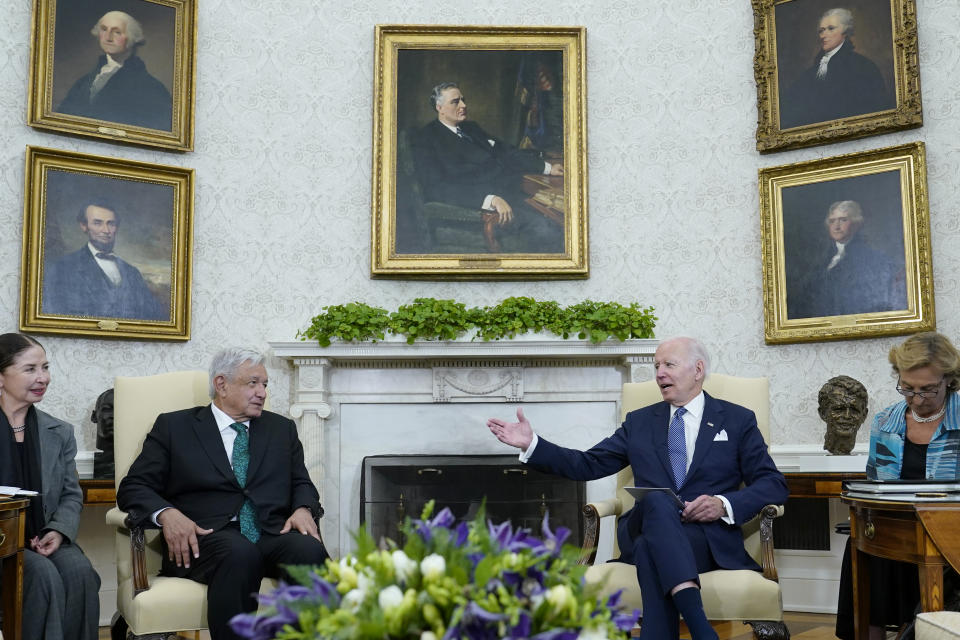El presidente Joe Biden, segundo desde la derecha, se reúne con el presidente de México, Andrés Manuel López Obrador, segundo desde la izquierda, en la Oficina Oval de la Casa Blanca en Washington, el martes 12 de julio de 2022. (Foto AP/Susan Walsh)