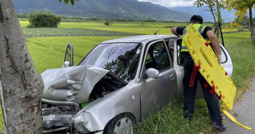 64歲吳姓婦人駕車撞路樹，車頭變形，她卡在車內。（圖／中國時報王志偉翻攝）