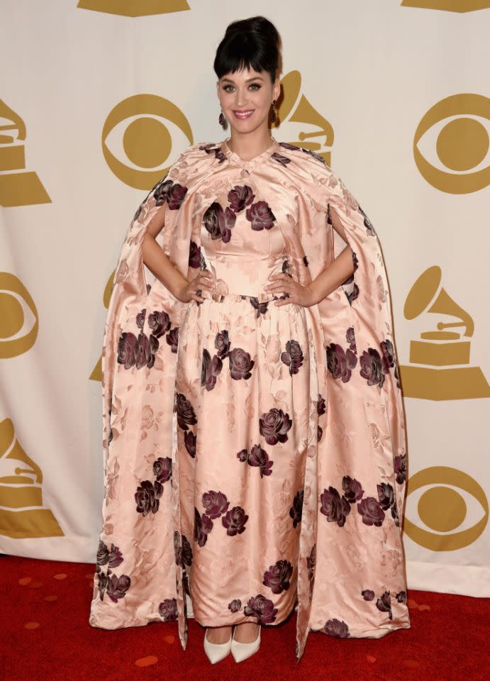 <p>Cette robe de bal ornée d'une cape a attiré tous les regards. Honnêtement, on ne voit pas très bien qui pourrait assurer ce look comme Katy ! [<i>Photo : Getty</i>]</p>