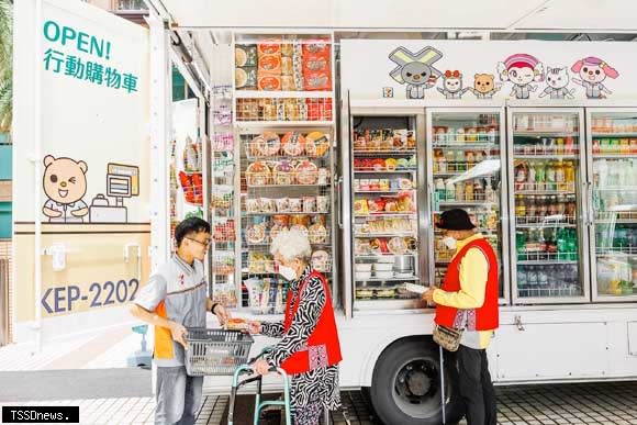 「OPEN!行動購物車」展開全新服務，深入鄉鎮，為長者遞送生活物資或營養補充品。（一粒麥子基金會提供）