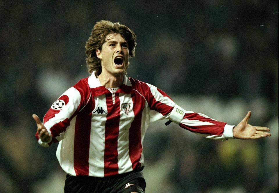 <p>En la imagen, Julen Guerrero celebra un gol con el Athletic de Bilbao, el club en el que jugó toda su carrera y acabó convirtiéndose en una leyenda. Pero el centrocampista vasco fue mucho más durante los 90: una de las grandes figuras del fútbol español y un ídolo de adolescentes con su característica melena rubia. (Foto: Ben Radford / Allsport / Getty Images).</p> 