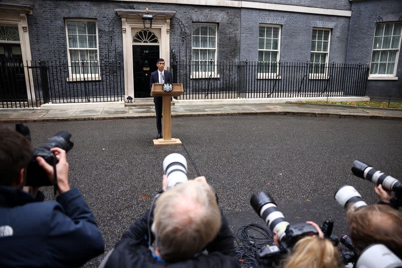 El nuevo primer ministro de Reino Unido, Rishi Sunak, ofrece un discurso frente al número 10 de Downing Street, en Londres, Reino Unido