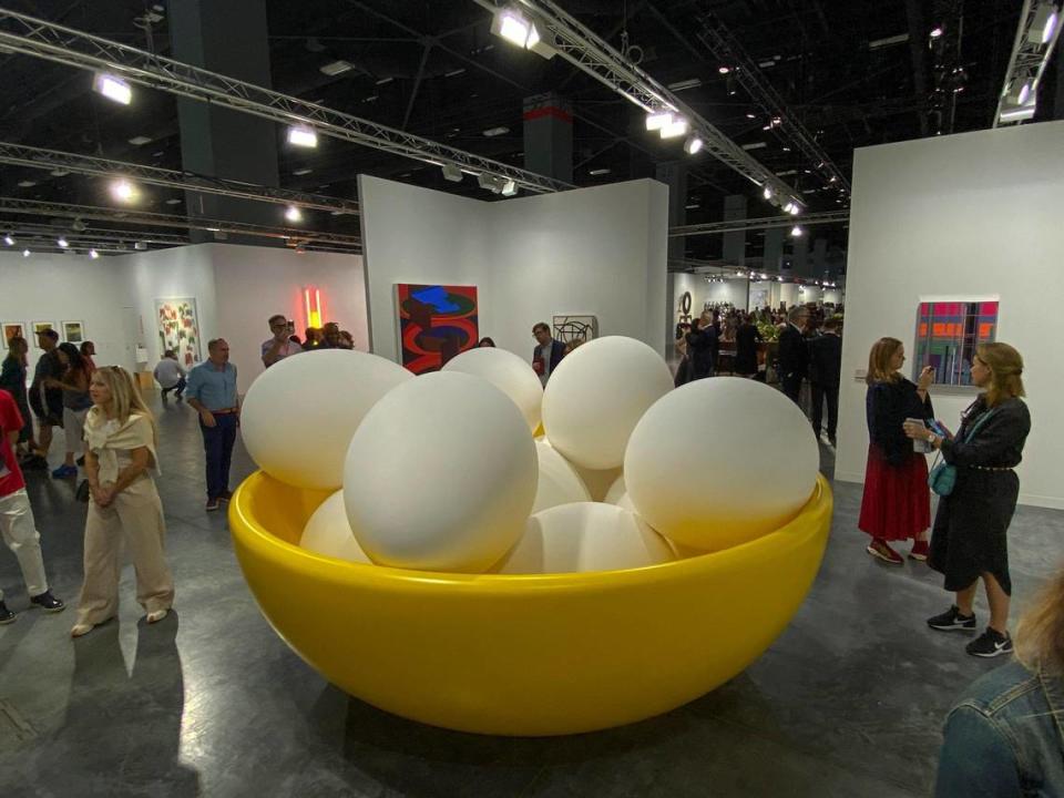 “Bowl with Eggs” de Jeff Koons fue una de las obras más populares en el día de apertura VIP de Art Basel en el Centro de Convenciones de Miami Beach.