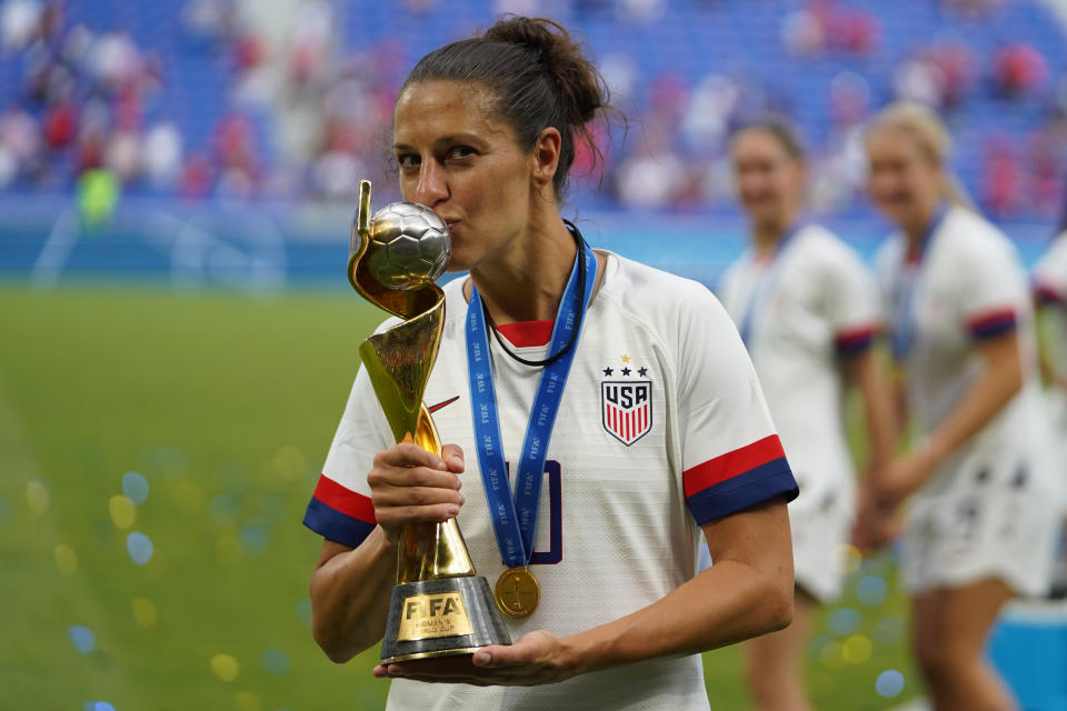 Two-time World Cup champion Carli Lloyd showed that she's got more than enough leg to kick NFL field goals at Eagles practice. (Getty)