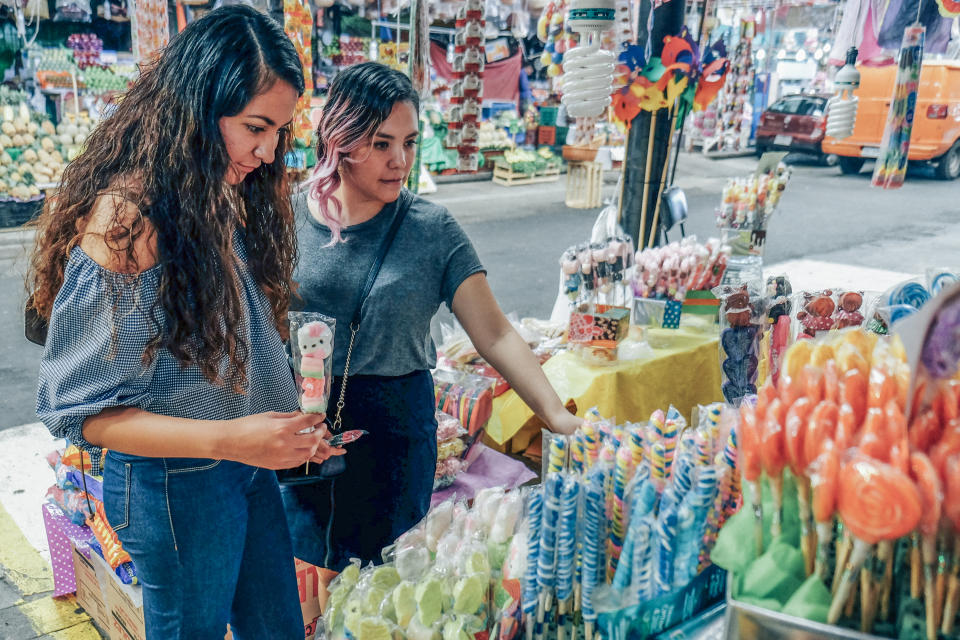 Dos mujeres de compras en el Mercado de Jamaica, Ciudad de México. Foto: Getty Images. 