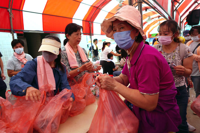 彰化鹿港土雞打5折促銷  民眾搶購 彰化縣鹿港鎮1日舉辦食農教育活動，彰化縣養雞協 會也配合舉行土雞特賣會，以市價5折的價格銷售， 吸引不少民眾前往搶購。 （鹿港鎮公所提供） 中央社記者吳哲豪傳真  113年6月1日 