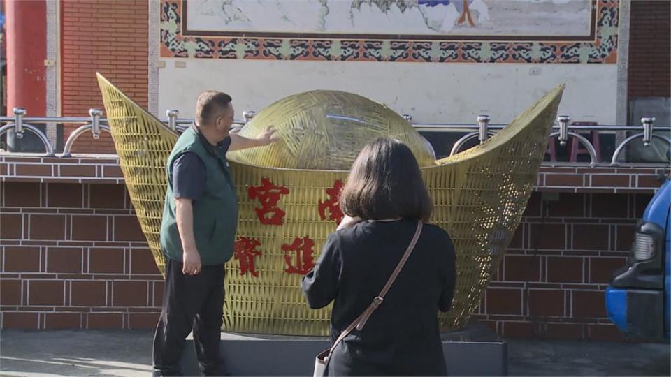 膽大！　紫南宮驚見一名男子　徒手挖金元寶香油錢