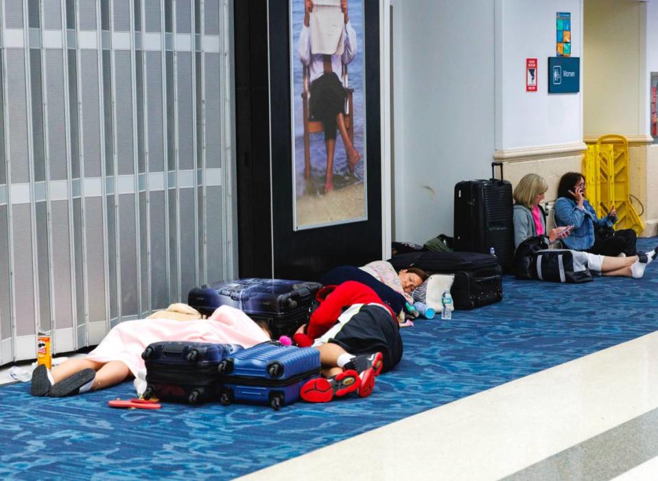 Los viajeros esperan en la Terminal 2 del Aeropuerto Internacional de Fort Lauderdale-Hollywood a que se reanuden los vuelos el jueves 13 de abril de 2023 después de que la incesante lluvia y las condiciones ventosas provocaran que el aeropuerto, el segundo más grande de la región, suspendiera los vuelos de llegada y salida el miércoles .
