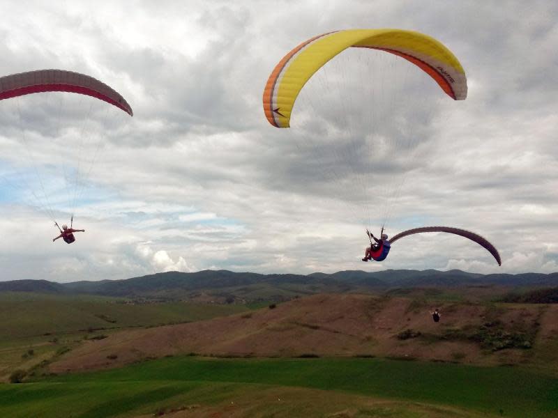 Nur gleiten ist schöner: Wer den Intermediate-Kurs belegt, darf nach bestandener Prüfung alleine fliegen. Foto: www.ungarntourismus.de