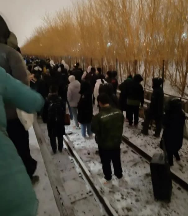 北京地鐵發生追尾事故後，乘客紛紛下車步行脫困。   圖 : 翻攝自微博