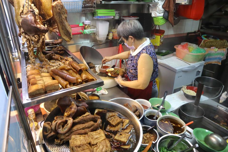 jin ji teochew braised duck - aunty at work