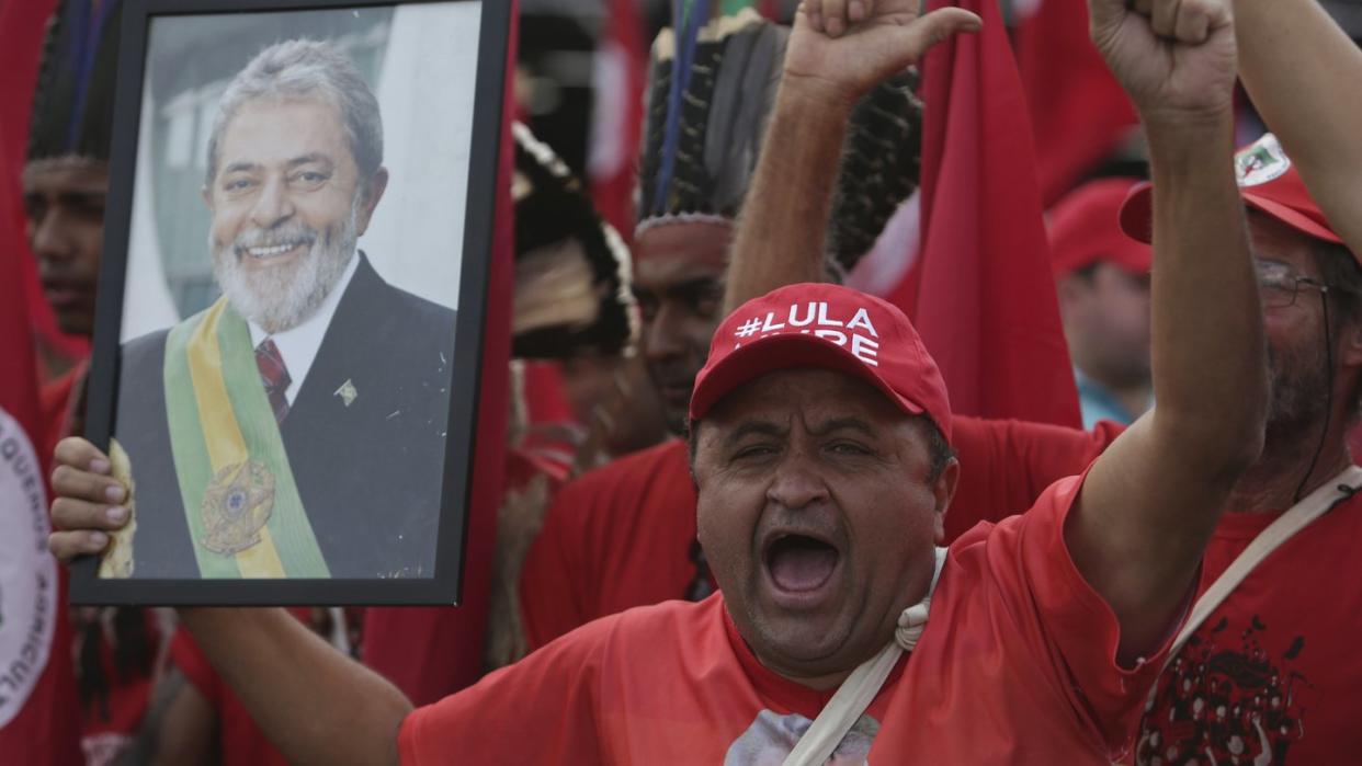 Ein Unterstützer hält bei einer Demonstration in Brasilia ein Foto des ehemaligen brasilianischen Präsidenten Lula da Silva. Foto: Eraldo Peres/AP