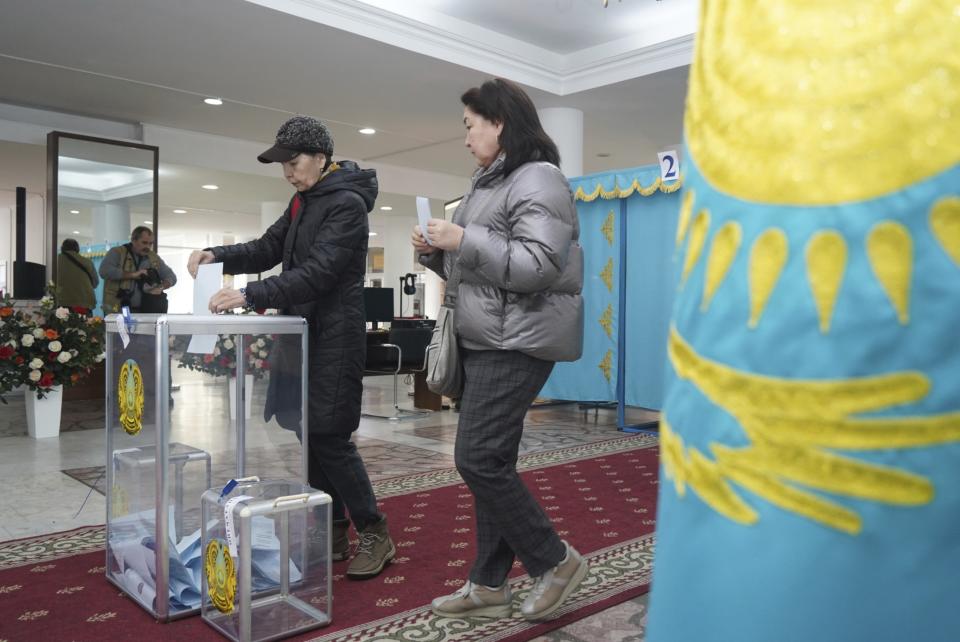 Voters cast their ballots at a polling station in Almaty, Kazakhstan, Sunday, Nov. 20, 2022. Kazakhstan's president appears certain to win a new term against little-known challengers in a snap election on Sunday. Five candidates are on the ballot against President Kassym-Jomart Tokayev, who faced a bloody outburst of unrest early this year and then moved to marginalize some of the Central Asian country's longtime powerful figures. (Vladimir Tretyakov/NUR.KZ via AP)
