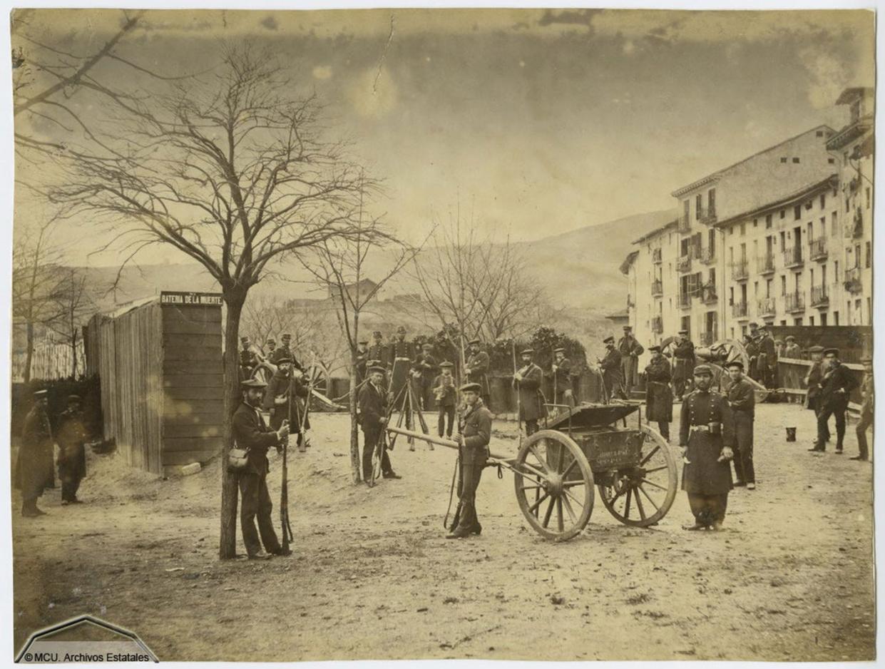 <span class="caption">Batería liberal "de la Muerte" durante el asedio de Bilbao de 1874.</span> <span class="attribution"><a class="link " href="https://www.culturaydeporte.gob.es/cultura/areas/archivos/mc/abn/guerra-y-paz/reportajes-belicos.html" rel="nofollow noopener" target="_blank" data-ylk="slk:MCU, Archivos estatales;elm:context_link;itc:0;sec:content-canvas">MCU, Archivos estatales</a></span>