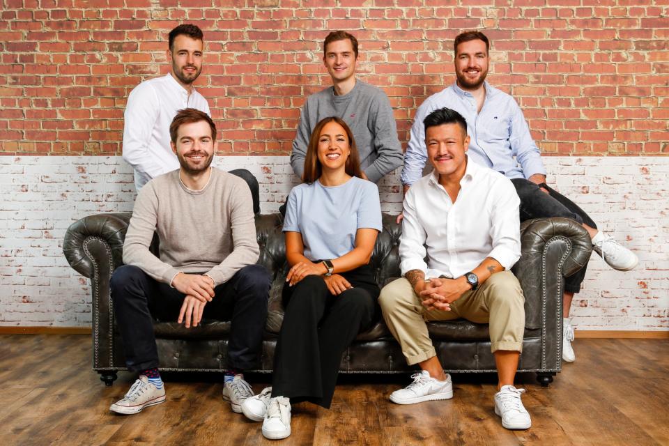 Das Capmo-Führungsteam: hinter der Couch (v.l.): Roland Schmid (VP Finance), Sebastian Schlecht (CTO), Jonas Minkler (VP Marketing); auf der Couch: Florian Biller (CEO), Maria Maximino (VP People), Phong Lam (VP Sales)