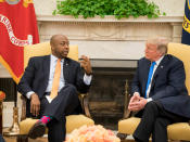 Senator Tim Scott trug am 13. September bei seinem Treffen mit Präsident Trump im Oval Office ein paar pinkfarbene Socken mit blauen Punkten. (Bild-Copyright: Yahoo)