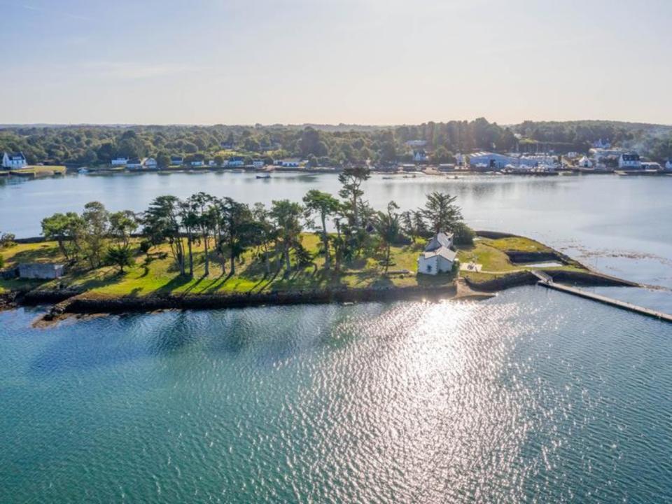 La isla a la venta, rodeada por las aguas turquesas de este para extraordinario, tiene 9.300 metros cuadrados de superficie y una densa vegetación. (Foto: <a href="http://www.leggettprestige.com/luxury-property-for-sale/unify_view/P104025CDE/house-la-trinite-sur-mer-morbihan" rel="nofollow noopener" target="_blank" data-ylk="slk:Leggett Prestige;elm:context_link;itc:0;sec:content-canvas" class="link ">Leggett Prestige</a>).