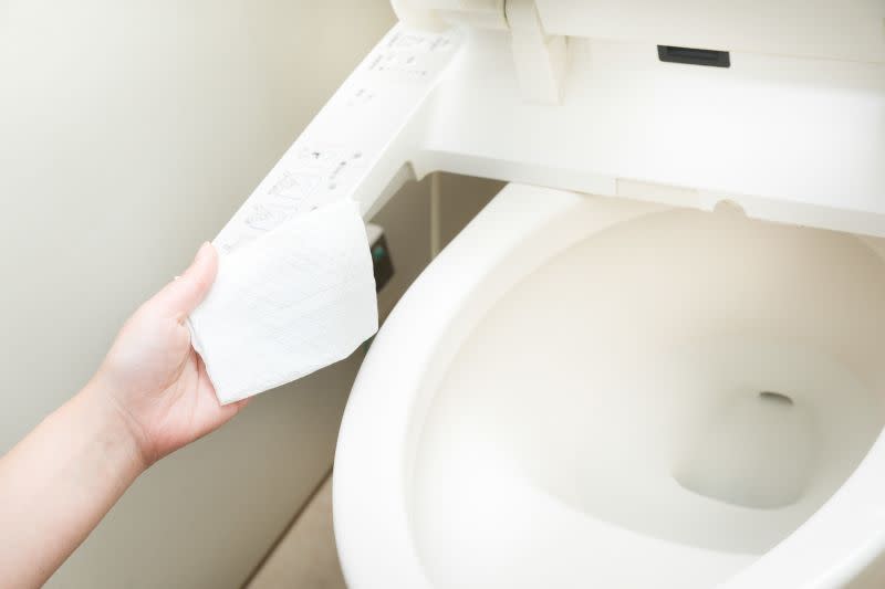 ▲達人提醒，可分解衛生紙若是數量過多，也可能造成馬桶阻塞。（示意圖／翻攝Pakutaso）