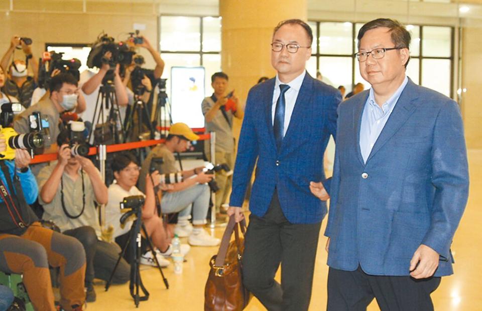 海基會前董事長鄭文燦（右一）涉貪，法官11日裁定鄭文燦羈押並禁止接見、通信。（陳麒全攝）