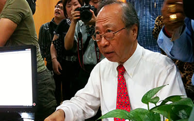 Former PAP MP Dr Tan Cheng Bock seen here at the Elections Department on Wednesday to collect the certificates of eligibility. (Yahoo! photo/ Ewen Boey).