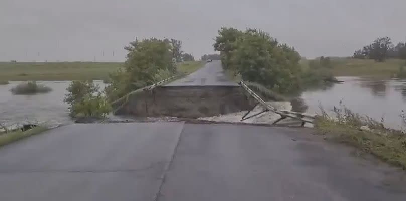 Rotura de una carretera por las inundaciones