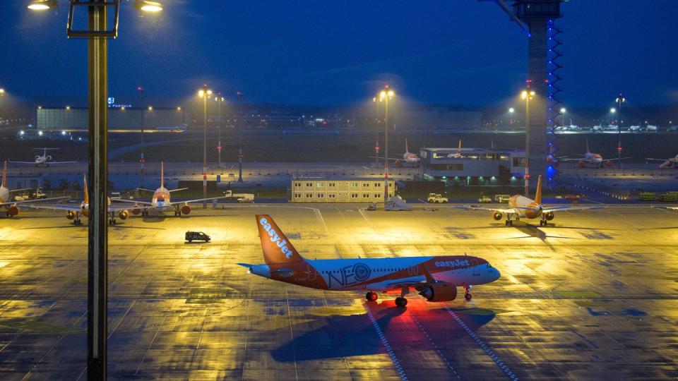 Die Easyjet-Maschine mit 64 Passagieren und Flugziel London-Gatwick rollt zum Start.