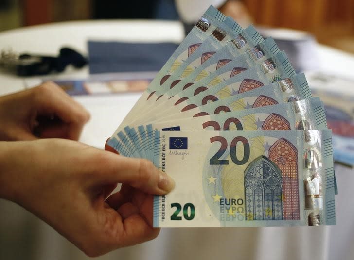 New 20 Euro banknotes are presented at the Austrian national bank in Vienna February 24, 2015. REUTERS/Leonhard Foeger