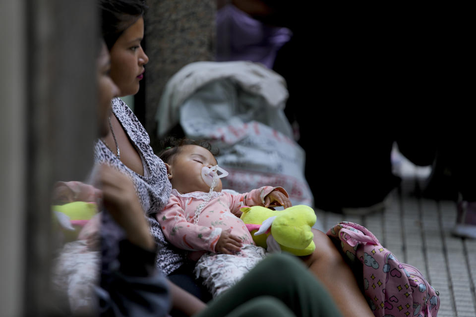 Grisela Ríos y su hija hacen fila con otras personas afuera de la oficina de la ministra de Capital Humano, Sandra Pettovello, en respuesta a que la ministra afirmó que ayudará personalmente a quienes tienen hambre en Buenos Aires, Argentina, el lunes 5 de febrero de 2024. (AP Foto/Natacha Pisarenko)