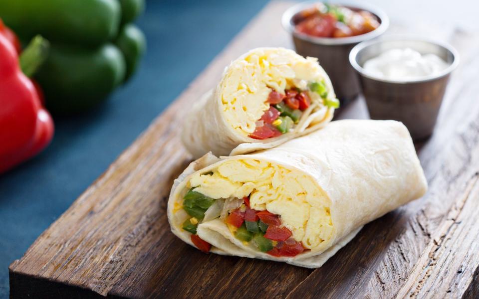 Tortilla-Wraps sind vielseitig und vor allem schnell zubereitet. Belegen lässt sich so ein Wrap zum Beispiel mit Rührei, Gemüse, Peperoni und Guacamole. Letztere können Sie ganz einfach selbst zubereiten ... (Bild: iStock / VeselovaElena)