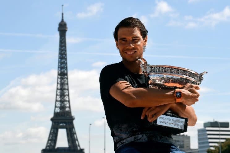 El tenista español Rafael Nadal posa con el trofeo de ganador de Roland Garros / Foto: AFP