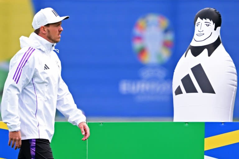 El seleccionador de fútbol de Alemania, Julian Nagelsmann, supervisa un entrenamiento en la localidad alemana de Herzogenaurach el 4 de julio de 2024 (Tobias Schwarz)