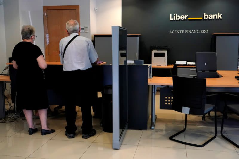 FOTO DE ARCHIVO: Unos clientes en una sucursal de Liberbank en Madrid, España, el 2 de julio de 2020