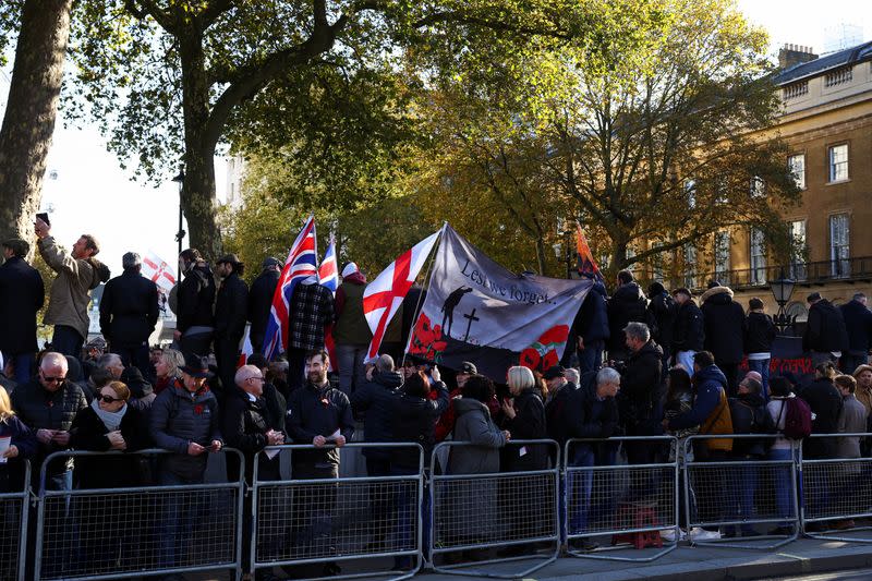 La gente sostiene banderas y pancartas relacionadas con el Día del Recuerdo, el día de una protesta en solidaridad con los palestinos en Gaza, en medio del conflicto en curso entre Israel y el grupo islamista palestino Hamás, en Londres, Inglaterra