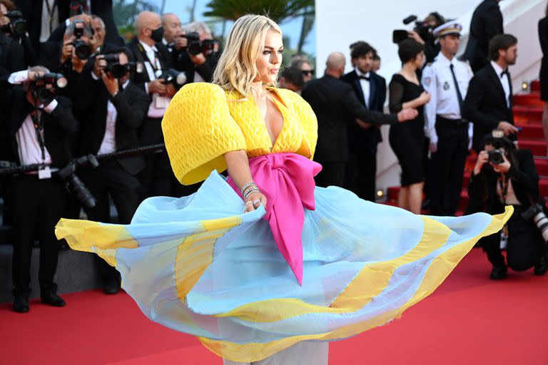 La cantautora británica Tallia Storm lució uno de los vestidos más coloridos de la velada