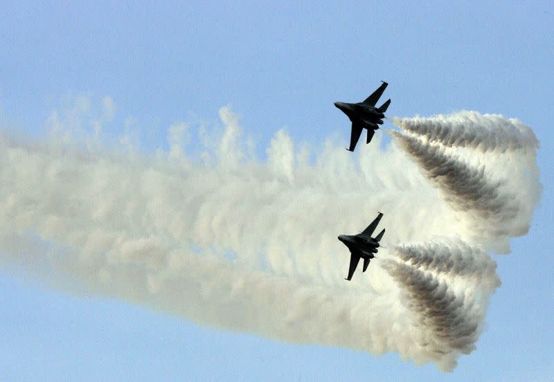 Foto de archivo. Dos aviones rusos Sukhoi-30 de la Aviación Militar Venezolana vuelan en un desfile militar en Macaray