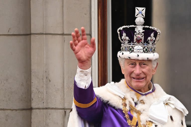 Carlos III tras recibir los atributos de la corona