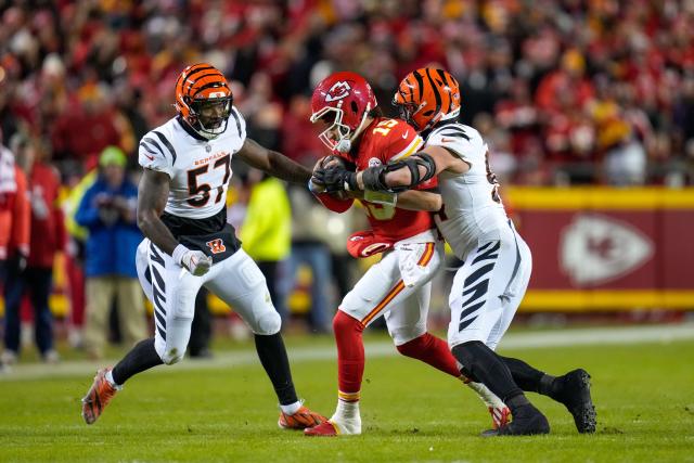 Sluggish Chiefs rally past Bengals to clinch 8th straight AFC West title