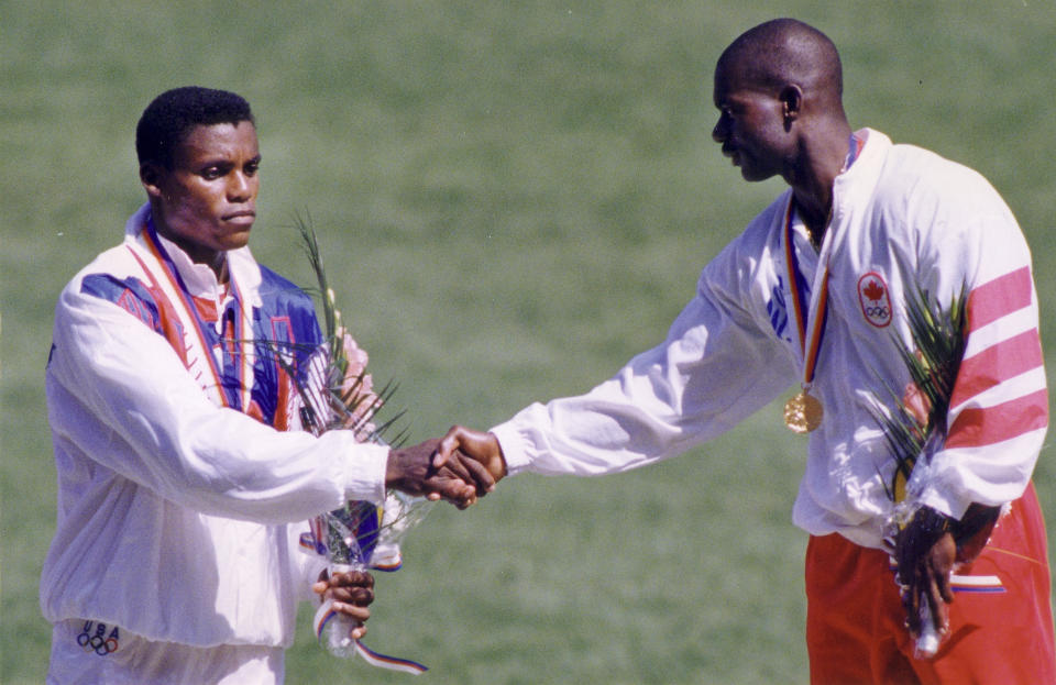 Ben Johnson gibt bei der Medaillenverleihung dem, wie sich zeigen sollte, rechtmäßigen Sieger Carl Lewis die Hand (Bild: REUTERS/Gary Hershorn)