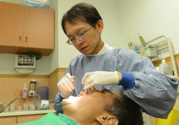 陳建成主任(如圖)指出，年長者牙齒矯正除了美觀外，最主要的考量是為了加強牙齒的咀嚼功能。(圖片提供／台北慈濟醫院)