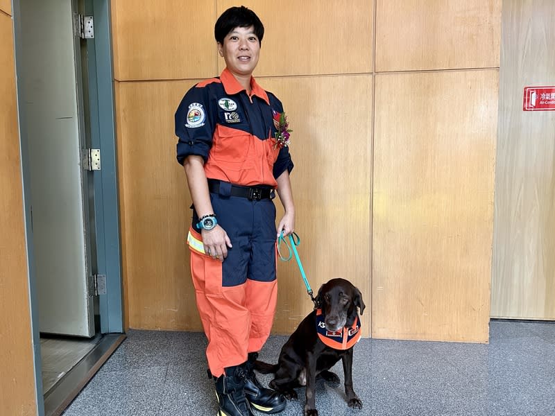 消防女力羅浩芳攜手搜救犬建功  獲新北績優人員 新北市政府人事處4日舉行模範公務人員暨績優人員 頒獎典禮，新北市消防局特搜大隊領犬員羅浩芳 （圖）獲選績優人員，她表示，希望未來能與她所培 養的搜救犬在搜救等方面都有好表現。 中央社記者楊侃儒攝  113年7月4日 