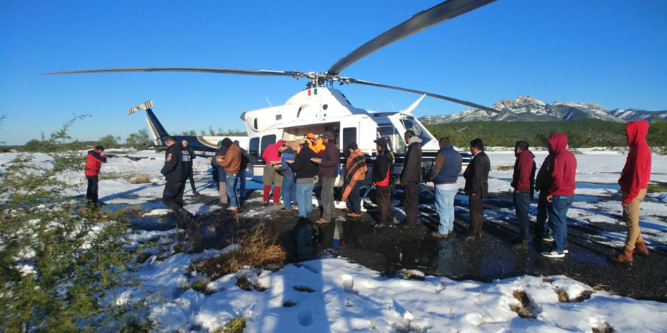 <p>SABINAS HIDALGO, NUEVO LEÓN, 08DICIEMBRE2017.- Elementos de Protección Civil del Estado, Fuerza Civil, Policía Rural Secretaría de Salud y DIF Nuevo León atendieron a decenas de personas que se quedaron varadas en las vías a Nuevo Laredo y Saltillo y en caminos intermunicipales ante acumulados de aguanieve que obligaron al cierre de la circulación. Jóvenes, adultos mayores y niños procedentes de estados como Zacatecas, San Luis Potosí y Veracruz fueron trasladadas en cuatro helicópteros del Gobierno del Estado a las instalaciones de Protección Civil. Ahí recibieron atención médica de la Secretaría de Salud, alimento, bebida caliente y apoyo del DIF para contactar a sus familiares o trasladarse a puntos cercanos a su destino.<br> También fueron trasladados vía aérea a Monterrey, dos pacientes que viajaban a bordo de ambulancias que quedaron varadas en trayecto hacia hospitales, uno en la Carretera a Nuevo Laredo, a la altura de Sabinas Hidalgo, y otro en el kilómetro 228 de la Carretera Federal 57.<br> FOTO: PRENSA NL /CUARTOSCURO.COM </p>