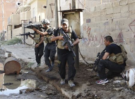 Members of the Iraqi Special Operations Forces take their positions during clashes with the al Qaeda-linked Islamic State of Iraq and the Levant (ISIL) in the city of Ramadi June 19, 2014. REUTERS/Stringer