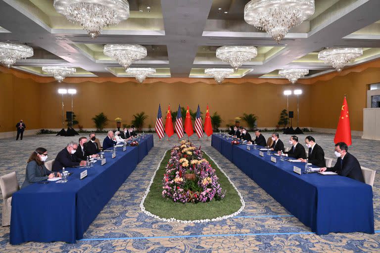 El presidente de Estados Unidos, Joe Biden, y el presidente de China, Xi Jinping, se reúnen al margen de la Cumbre del G20 en Nusa Dua, en la isla turística indonesia de Bali, el 14 de noviembre de 2022. 